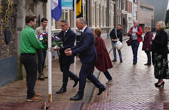 Dodenherdenking in Tiel, wethouders en burgemeester leggen bloemstukken